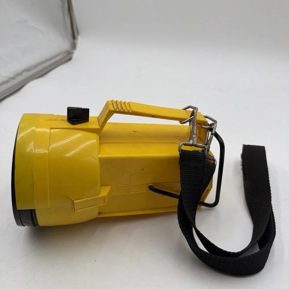 VTG Brinkmann Maxstar Lantern Flashlight Camp Flash Light Waterproof Needs Batte